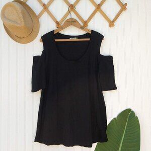 Chalet et Cici Black Cold Shoulder Top Size M Scoop Neck Rayon Blnd Short Sleeve